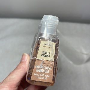 Sealed 5 Bath & Body Works PocketBac Vanilla Coconut hand sanitizer + holder